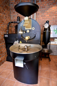價值超過50萬的德國大Probat烘焙機，它有烘焙機中的勞斯萊斯之稱，雙煱爐設計，能烘出最優質的咖啡豆，全港僅只兩部。